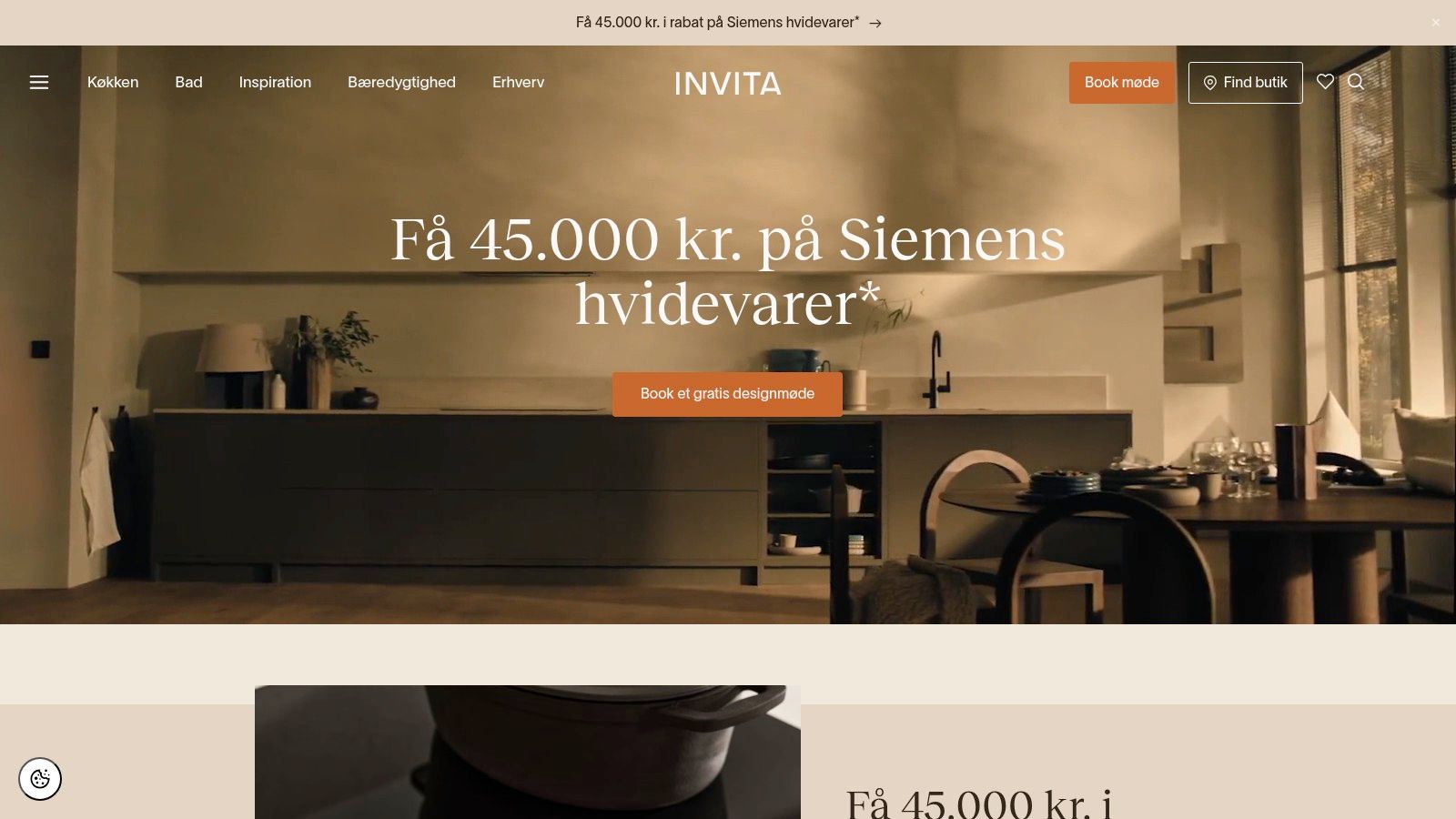 Elegant køkken med moderne design og hvidevarer fra Siemens.