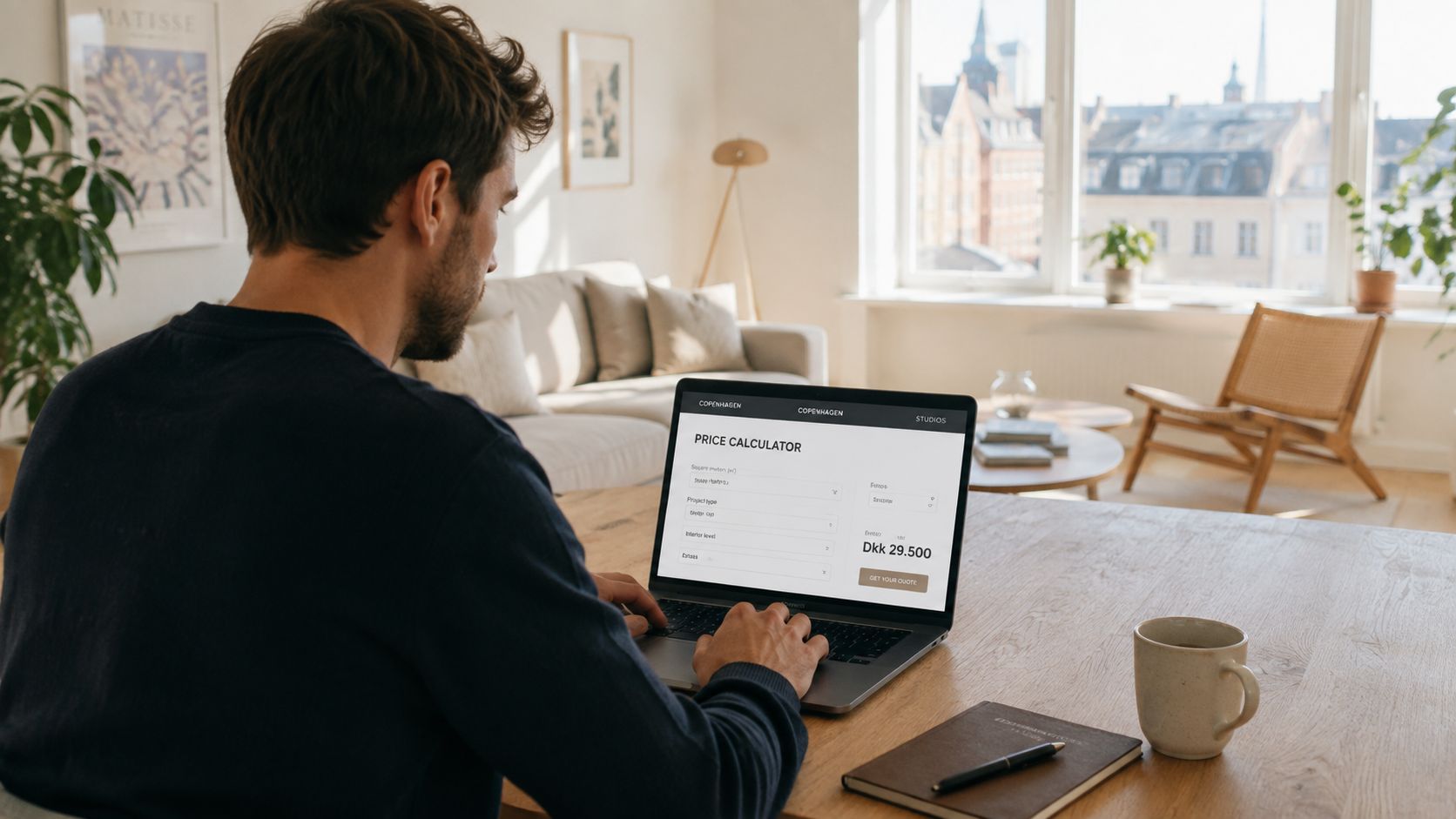 Mand bruger laptop til prisberegning i moderne lejlighed.